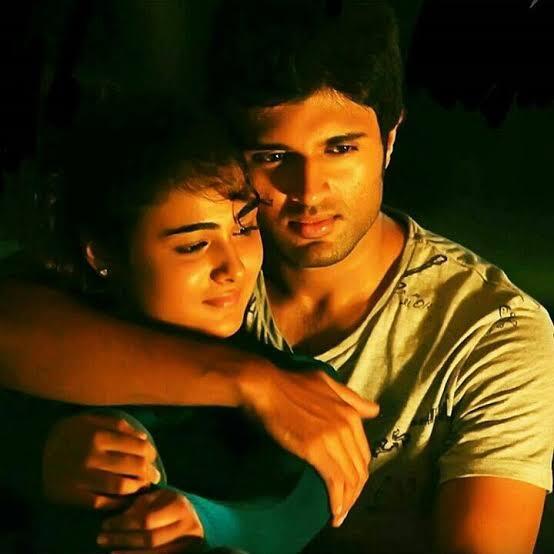 Shalini Pandey & Vijay in a scene of the film _Arjun Reddy_.