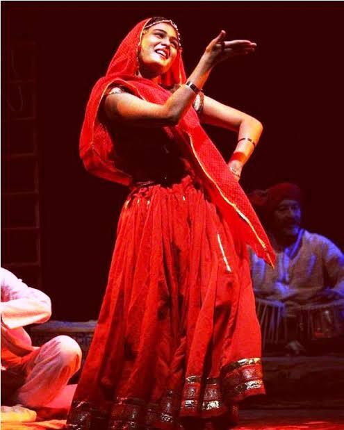 Shalini Pandey performing in a theatre 